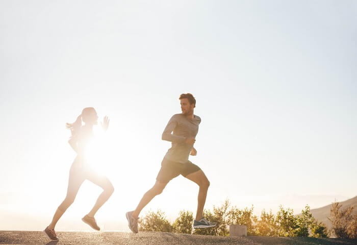 việc chơi thể thao cũng sẽ giúp cơ thể liên tục vận động 